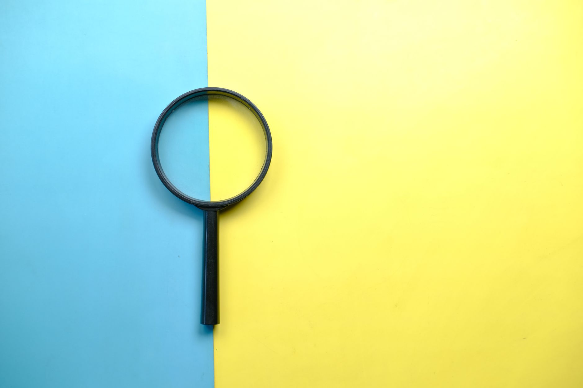 a magnifying glass on the blue and yellow surface